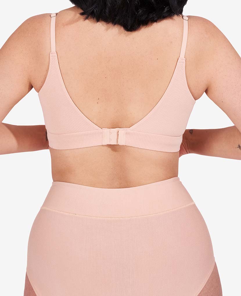 Our custom five-row back closure and slider straps accommodate your body’s incredible changes from pregnancy all the way through postpartum. Shown in Clay.