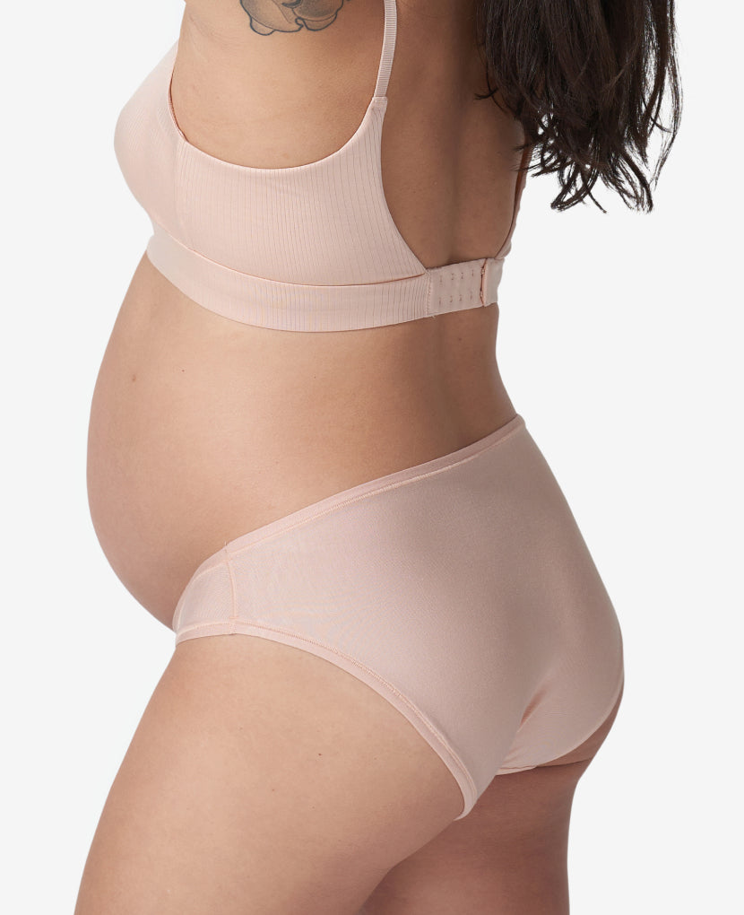 The ultimate in stretch and softness, now you can wear our best-selling fabric dipping under your belly too. Shown in Black/Clay.