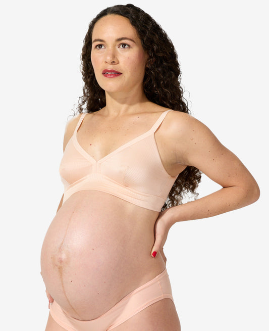 Developed with an IBCLC to optimize breast health, even in Stage 1, when the risk is highest for breastfeeding complications. Alessandra is 36 weeks pregnant and wears a size S. Shown in Clay.