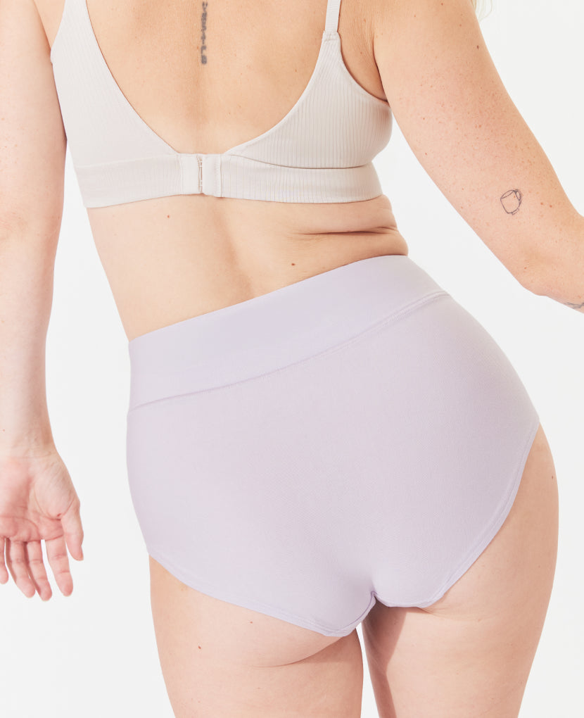 A wide gusset offers enough coverage to comfortably hold a maxi pad. A slightly cheeky rear strikes the perfect balance. Available in Black/Lavender Haze/Grey.