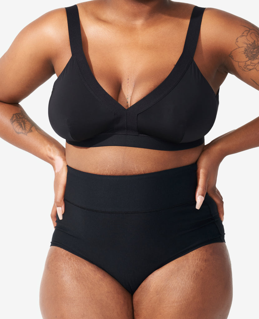 Comfort for pregnancy through postpartum – that you'll want to wear well beyond. Savonne, size 8 and 8 months postpartum, wears a Medium. Shown in Black/Lavender Haze/Grey.