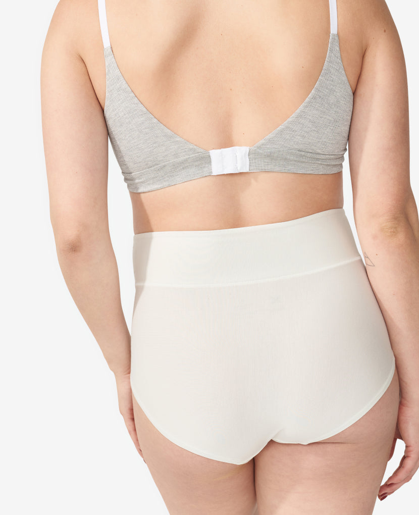 A wide gusset offers enough coverage to comfortably hold a maxi pad. A slightly cheeky rear strikes the perfect balance. Shown in Chalk/Clay/Dusk.