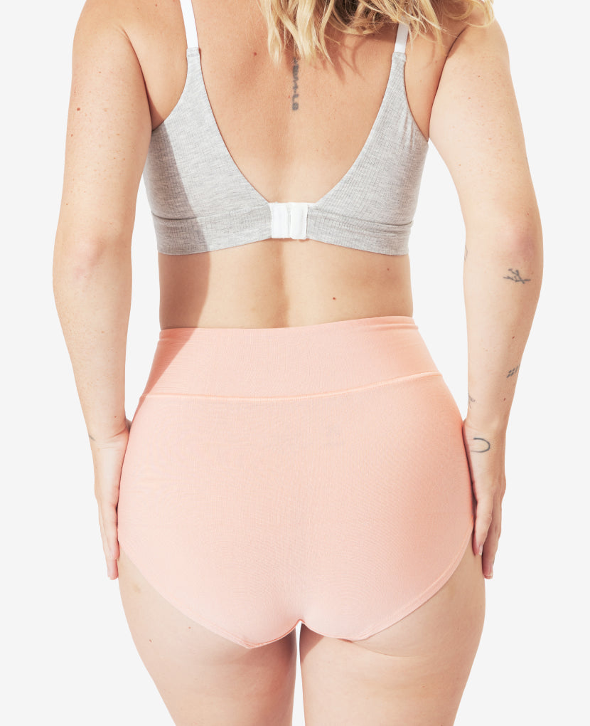 A wide gusset offers enough coverage to comfortably hold a maxi pad. A slightly cheeky rear strikes the perfect balance. Shown in Black/Clay/Grey.