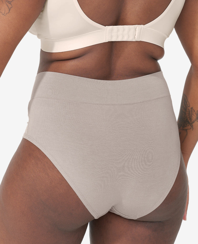 Postpartum support that feels like a pre-pregnancy panty, with a cheeky rear and a wide gusset to comfortably hold a maxi pad. SaVonne wears a size M in String. Sandstone/Moon/String.