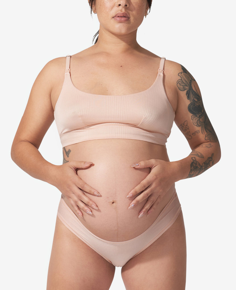 Meredith is in her third trimester and is wearing size M. Shown in Black/Clay.