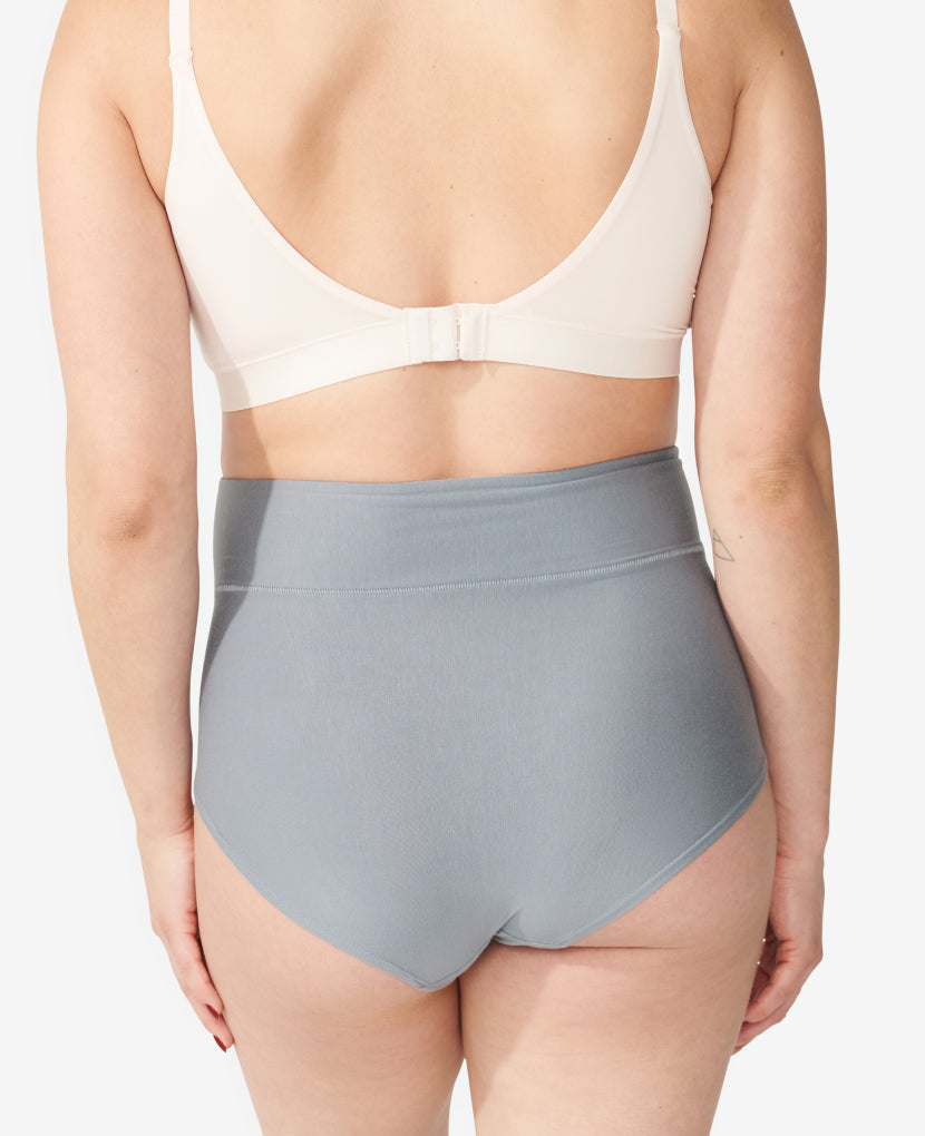 A wide gusset offers enough coverage to comfortably hold a maxi pad. A slightly cheeky rear strikes the perfect balance. Nicole wears a Medium. Shown in Chalk/Black/Slate.