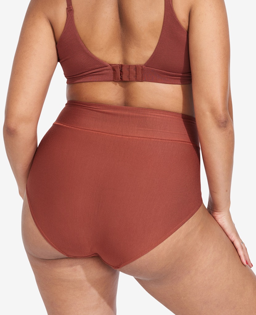 A wide gusset offers enough coverage to comfortably hold a maxi pad. A slightly cheeky rear strikes the perfect balance. Yartiza wears Ember.
