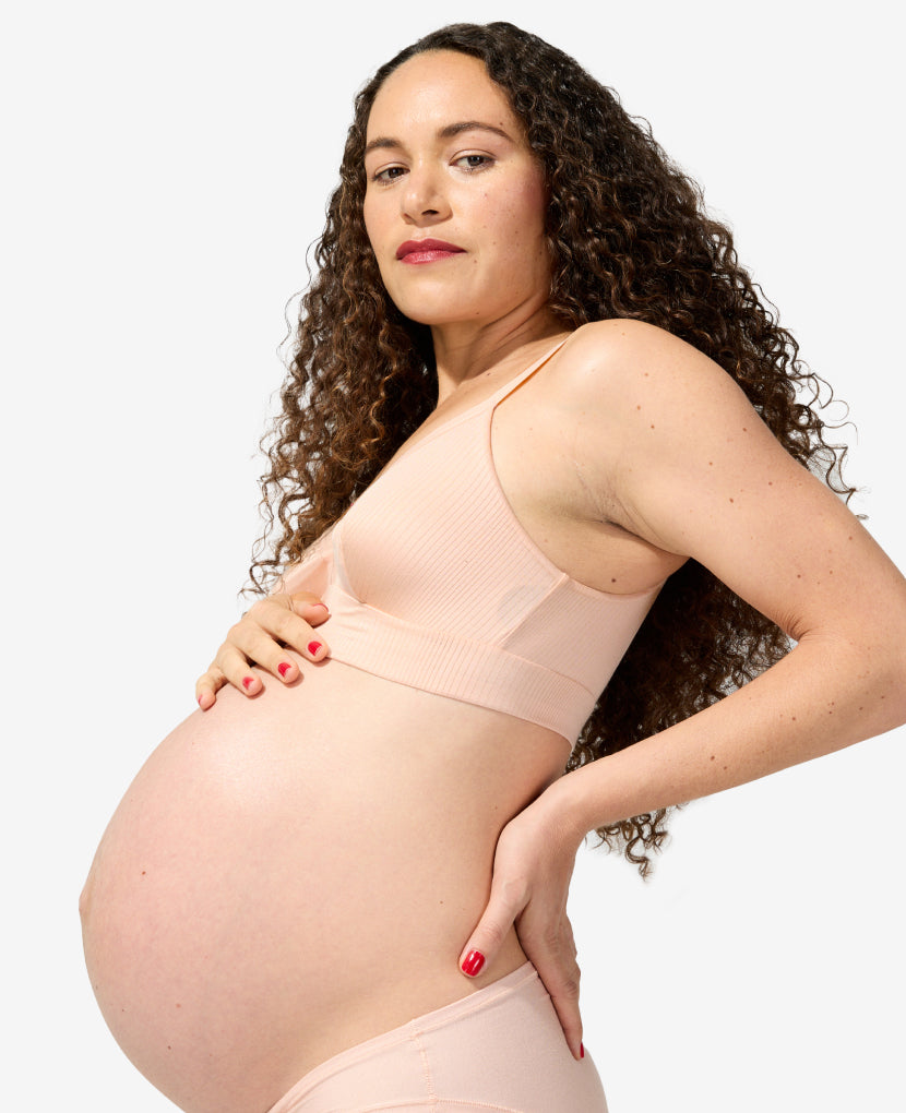 Designed to comfortably fit your body from pregnancy through every stage of breastfeeding and beyond. Alessandra is 36 weeks pregnant and wears a size S. Shown in Clay.