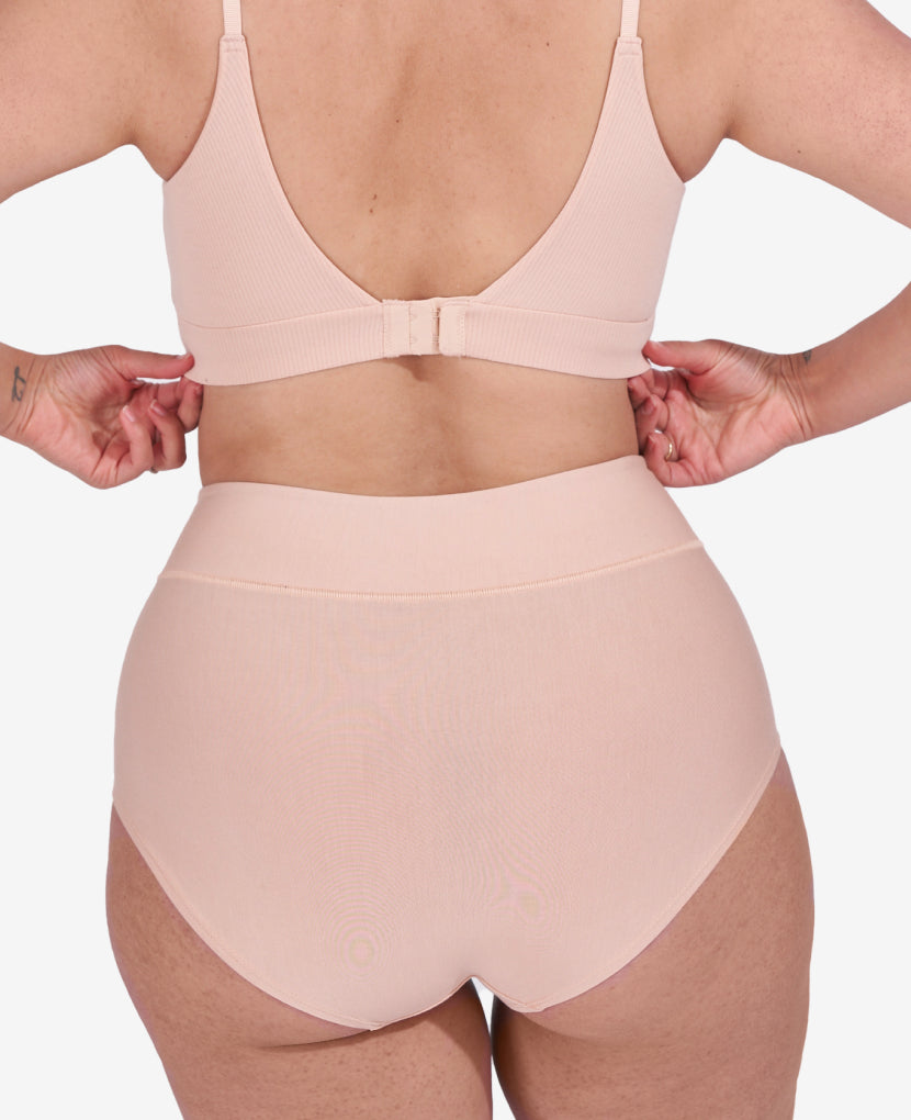  A wide gusset offers enough coverage to comfortably hold a maxi pad. A slightly cheeky rear strikes the perfect balance. Melissa wears size Small in Clay.