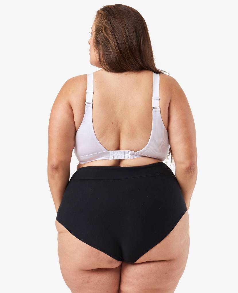 A wide gusset offers enough coverage to comfortably hold a maxi pad. A slightly cheeky rear strikes the perfect balance. Shown in Black/Clay/Grey.