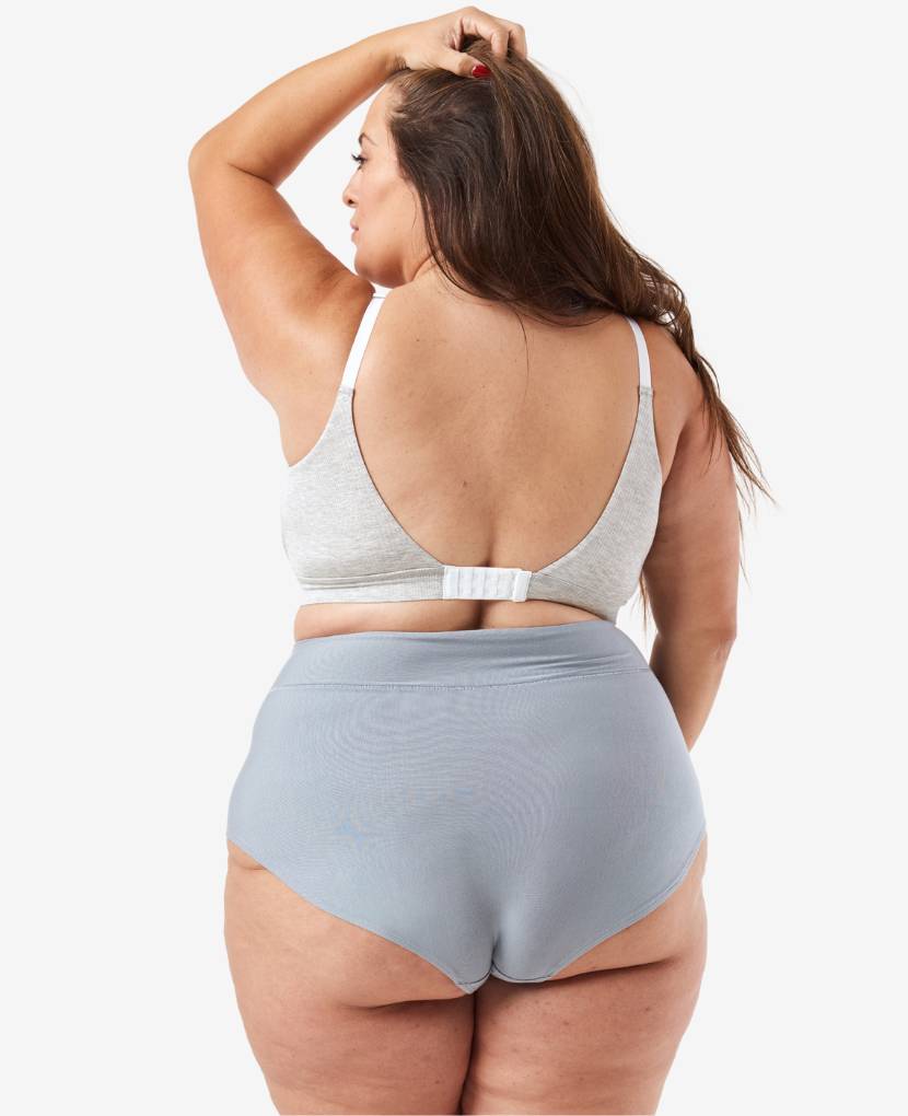 A wide gusset offers enough coverage to comfortably hold a maxi pad. A slightly cheeky rear strikes the perfect balance. Shown in Black/Dusk/Slate.