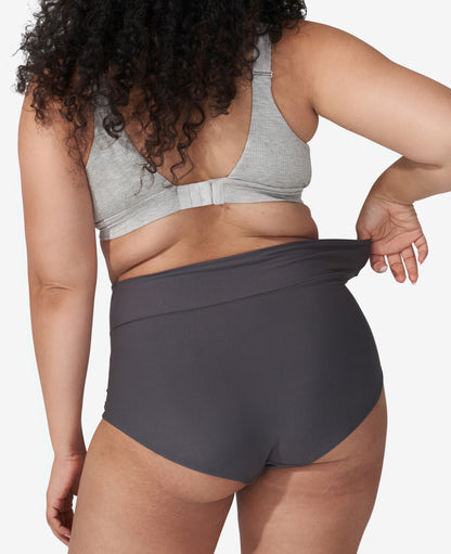 A wide gusset offers enough coverage to comfortably hold a maxi pad. A slightly cheeky rear strikes the perfect balance. Nicole wears a Medium. Available in Anthracite/Anthracite/Anthracite.