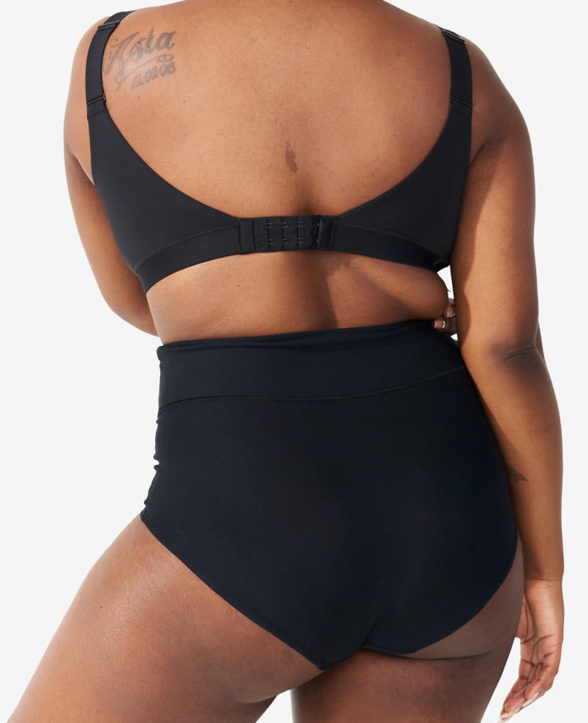 A wide gusset offers enough coverage to comfortably hold a maxi pad. A slightly cheeky rear strikes the perfect balance. SaVonne wears a Medium. Shown in Black/Dusk/Slate.