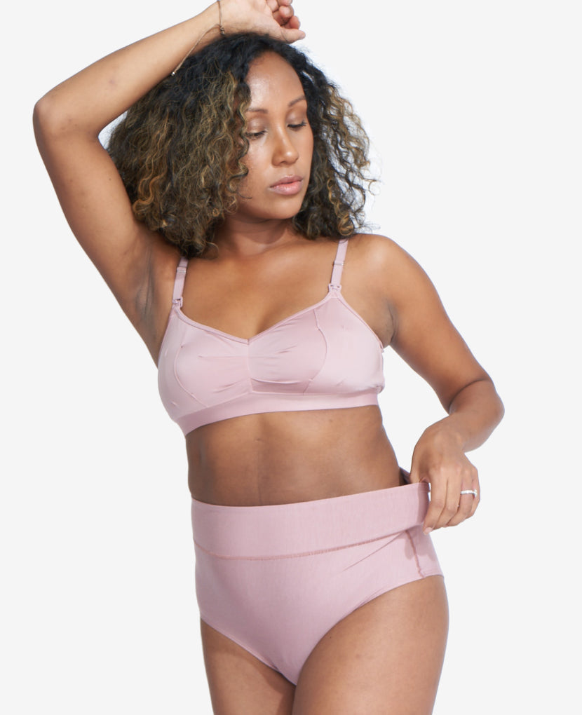  Ultra-stretchy material easily flexes to prioritize your comfort through every fluctuation. Alexis, size 4 and wears a Small in Dusk. 