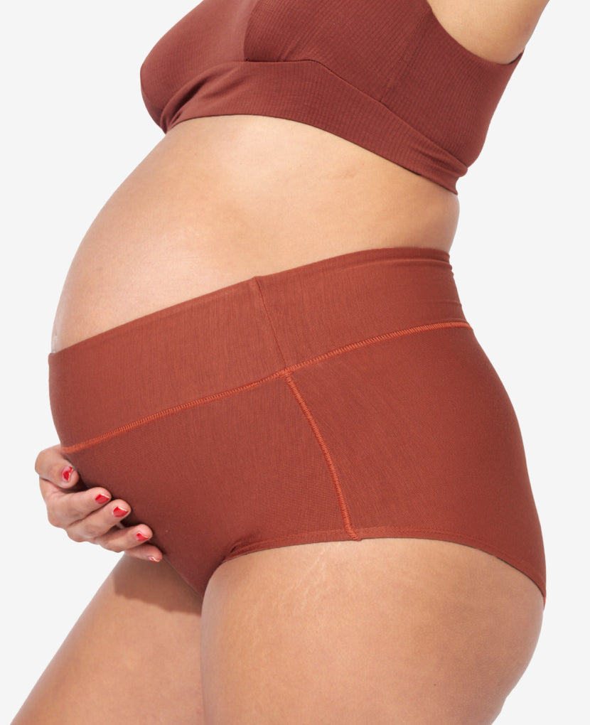 Ultra-stretchy in all the right places — from the waist to the inner thigh — to accommodate swelling and maternity & postpartum body fluctuations. Model is 28 weeks pregnant and wearing a size L. Shown in Anthracite/Moon/Ember.