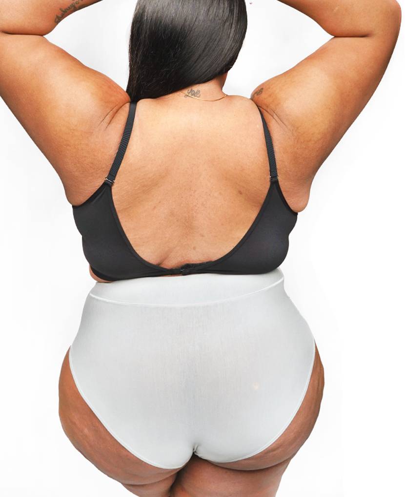 A wide gusset offers enough coverage to comfortably hold a maxi pad. A slightly cheeky rear strikes the perfect balance. 
