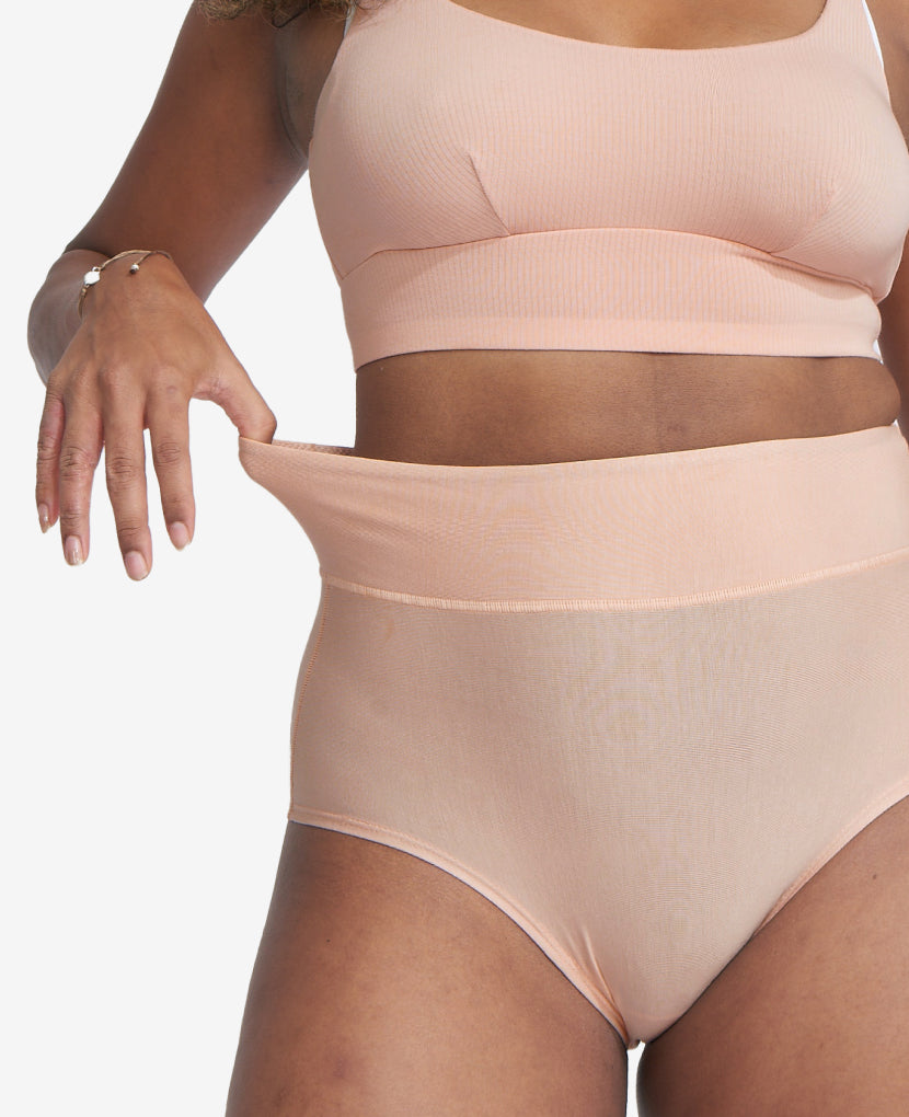 Ultra-stretchy in all the right places — from the waist to the inner thigh — to accommodate swelling and maternity & postpartum body fluctuations. Shown in Black/Clay/Clay.