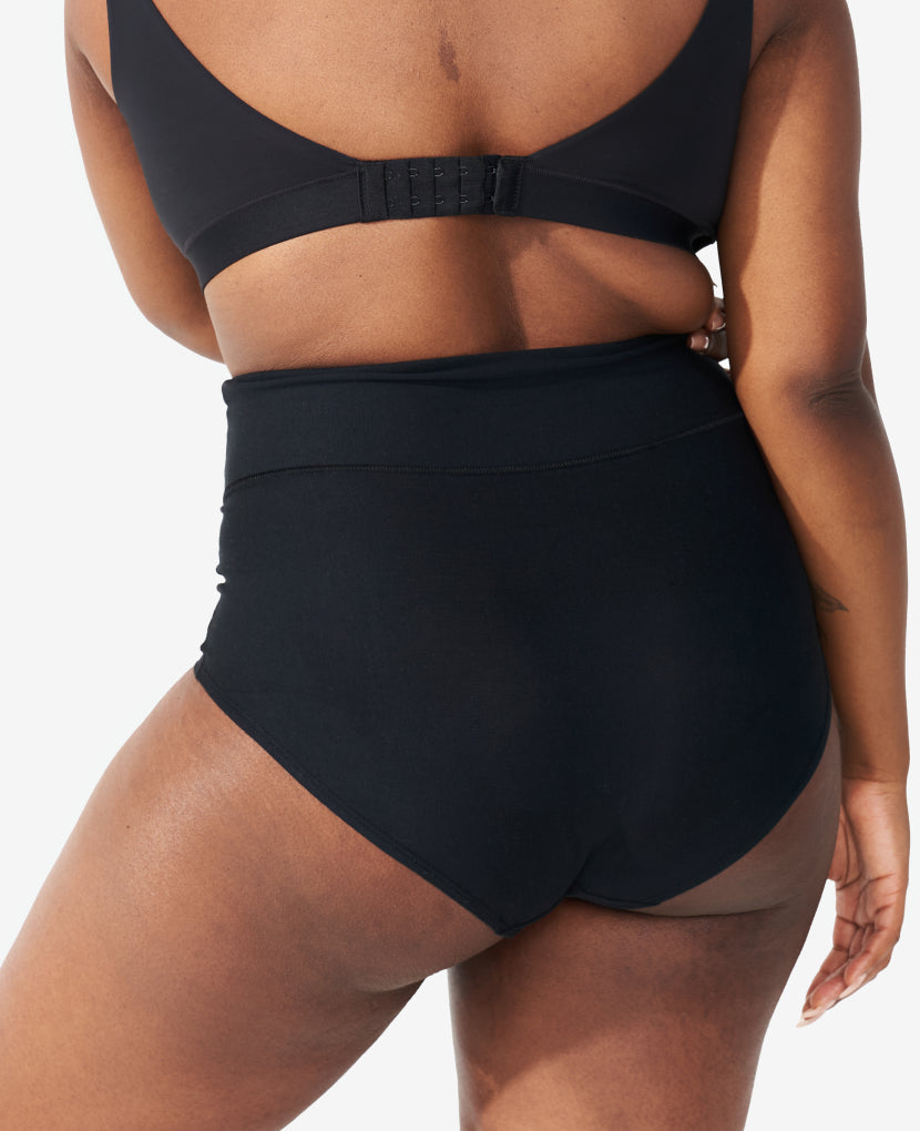 A wide gusset offers enough coverage to comfortably hold a maxi pad. A slightly cheeky rear strikes the perfect balance. Nicole wears a Medium. Shown in Black/Slate/Slate.