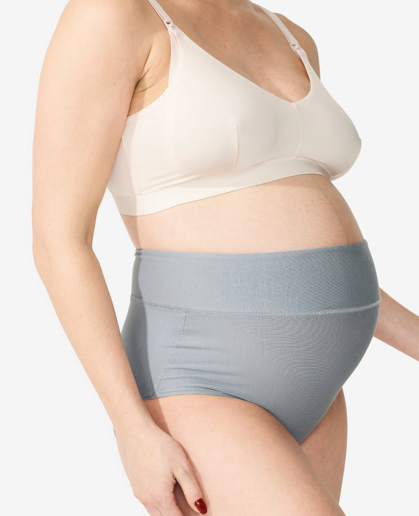 Ultra-stretchy in all the right places — from the waist to the inner thigh — to accommodate swelling and maternity & postpartum body fluctuations. Model is 28 weeks pregnant and wearing a size L. Shown in Black/Slate/Slate.