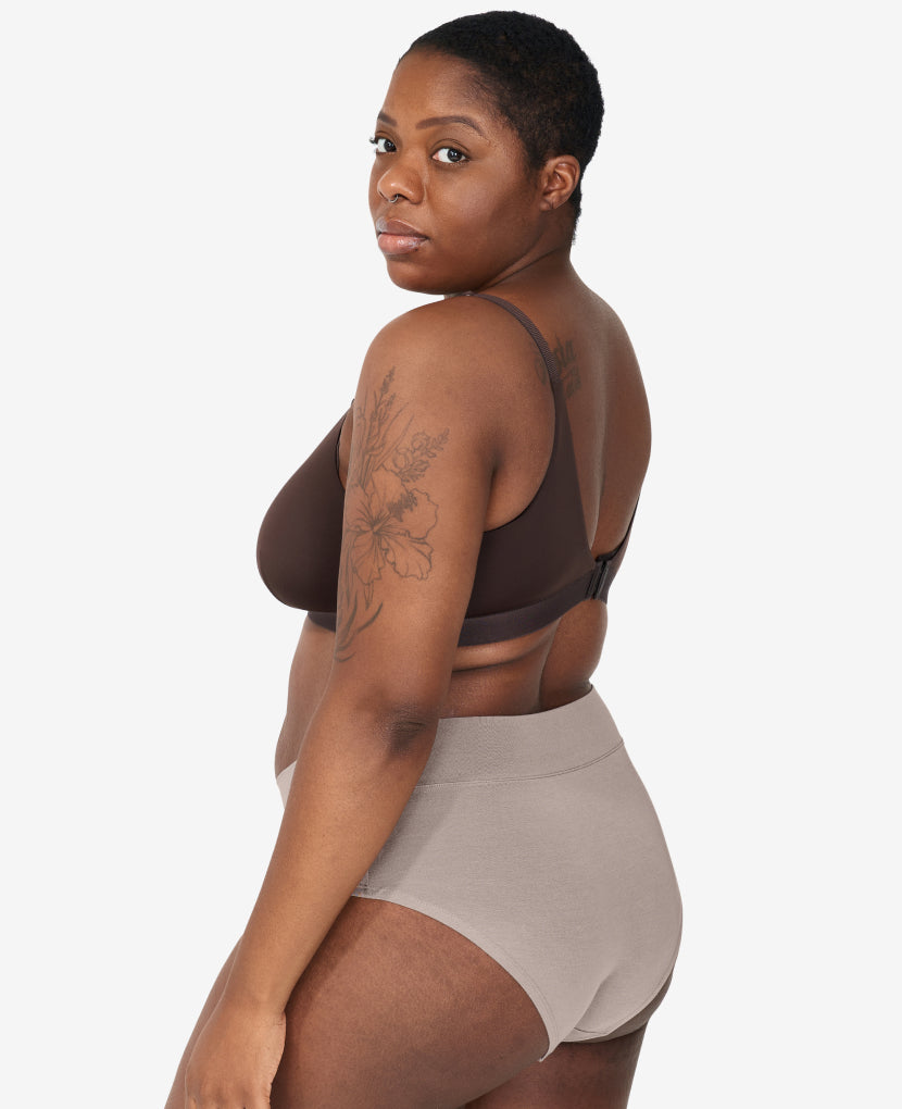 A panty that leaves space for you to be you – reconnect with yourself, find your new self, and embrace them both. SaVonne wears a size M in String. Sandstone/Moon/String.