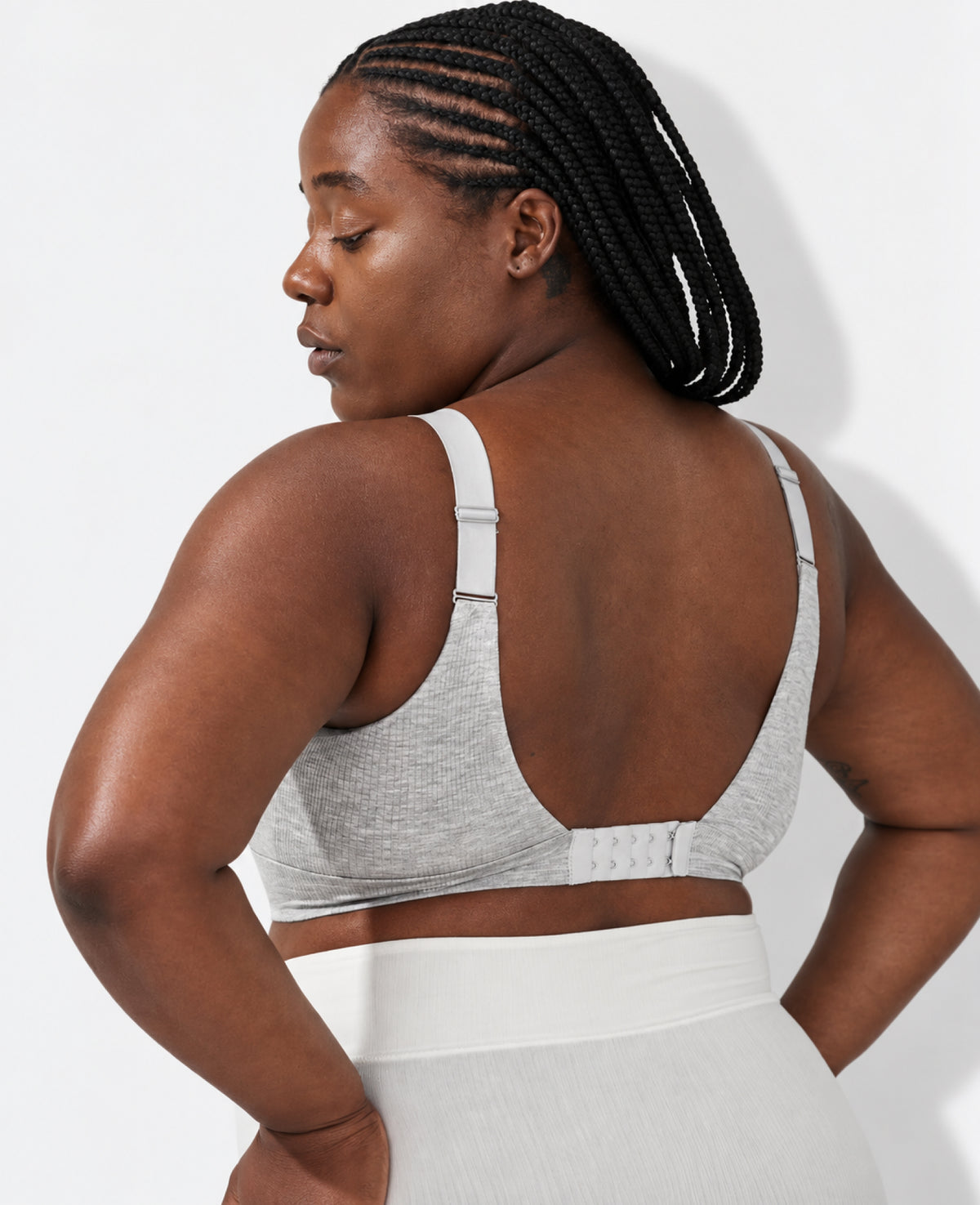 Our custom five-row back closure and slider straps accommodate your body’s incredible changes from pregnancy all the way through postpartum. Shown in Grey Marl.
