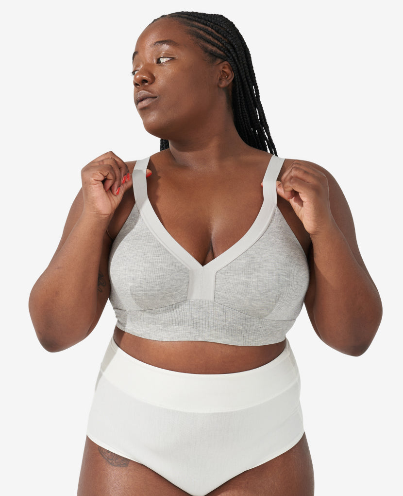 All of our bras offers wider straps for larger cup sizes (L, XL) lending added support while still maintaining a minimal look. Tahirah, 38D, wears The Effortless Bra in a size L in Grey Marl.