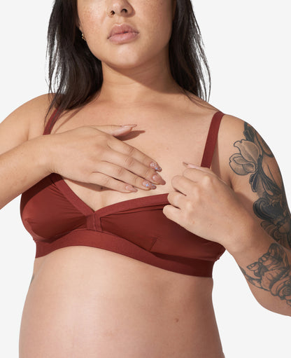 Pull-down style with stretchy straps makes pulling the cup below your breast easy. Cups stay put while nursing; simply pull up when finished. Shown in Ember.