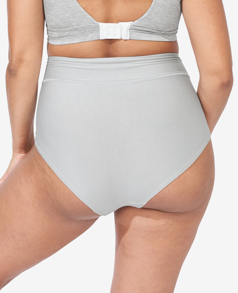 A wide gusset offers enough coverage to comfortably hold a maxi pad. A slightly cheeky rear strikes the perfect balance. Available in Black/Dusk/Grey.