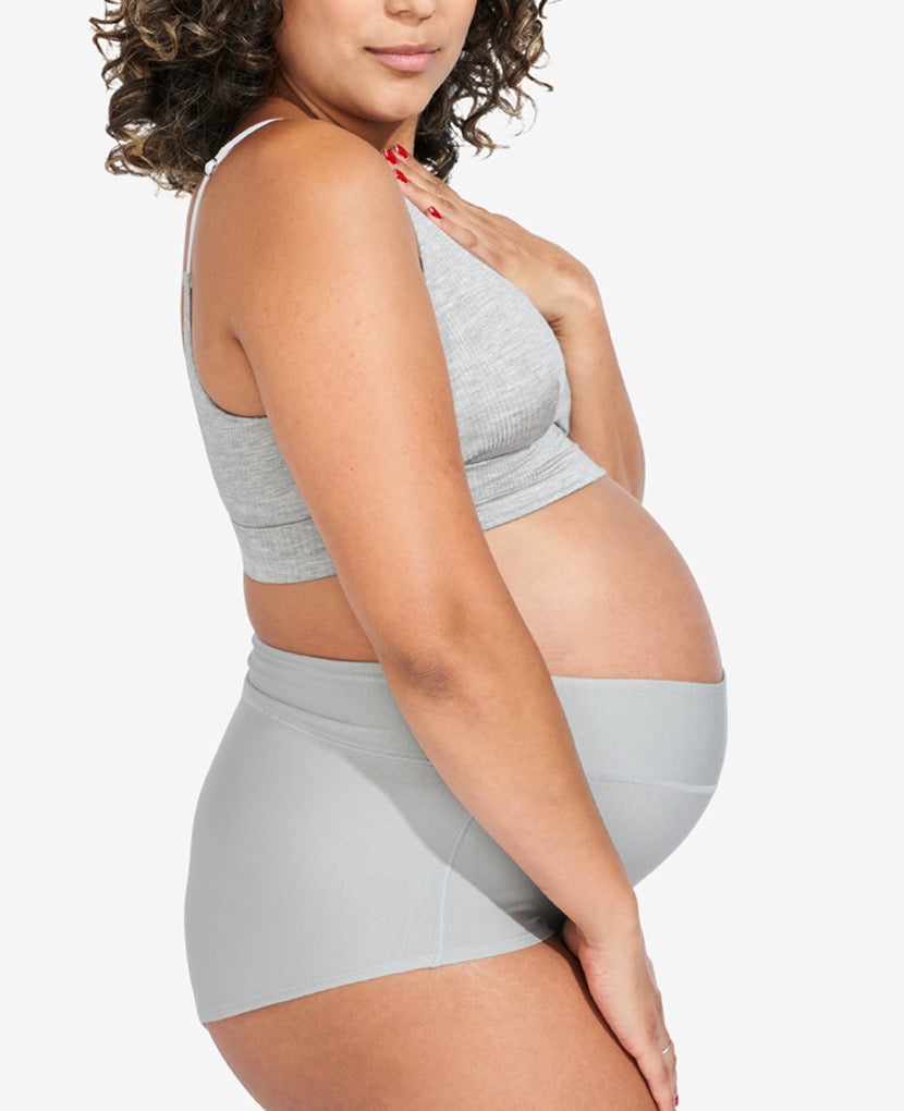 Ultra-stretchy in all the right places — from the waist to the inner thigh — to accommodate swelling and maternity & postpartum body fluctuations. Model is 28 weeks pregnant and wearing a size L in Soft Grey.