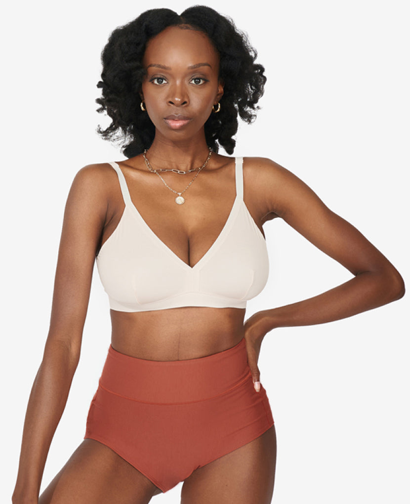 Ultra-stretchy material easily flexes to prioritize your comfort through every fluctuation. Yani wears size Small in Ember.