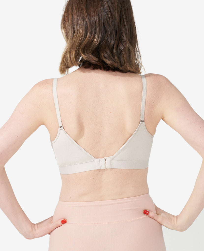 Our signature extended back closure offers five rows of clasps for a comfortable fit through every fluctuation. Nora wears a S in Moon. 