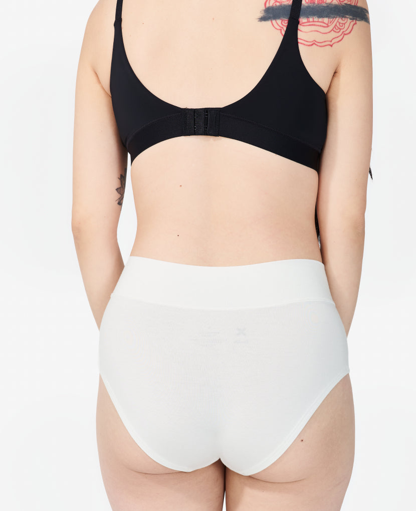 Postpartum support that feels more like a pre-pregnancy panty, with a cheeky rear and a wide gusset, which comfortably holds a maxi pad. Ara wears a Small in Chalk.