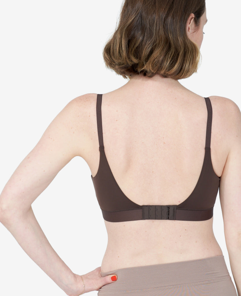 Adjustable shoulder straps and our custom, extended back closure offers 5 rows of hooks for comfortable wear through all your bodily changes. Nora wears a S in Java.