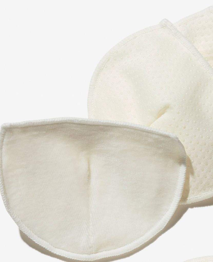 It's all in the details: organic bamboo-velvet is soft against your skin, and grippy silicone dots ensure your breast pads stay put.