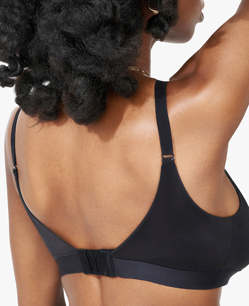 Adjustable straps and extended back closure with five rows of clasps for ultimate flexibility. Yanni is size 34DD and wears size Medium in Black.