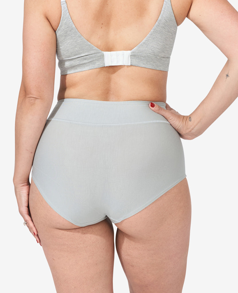 Wide band elastic sits comfortably and provides soft support as you move through pregnancy, give birth, and transition out of Mesh Undies. Model is wearing Soft Grey.